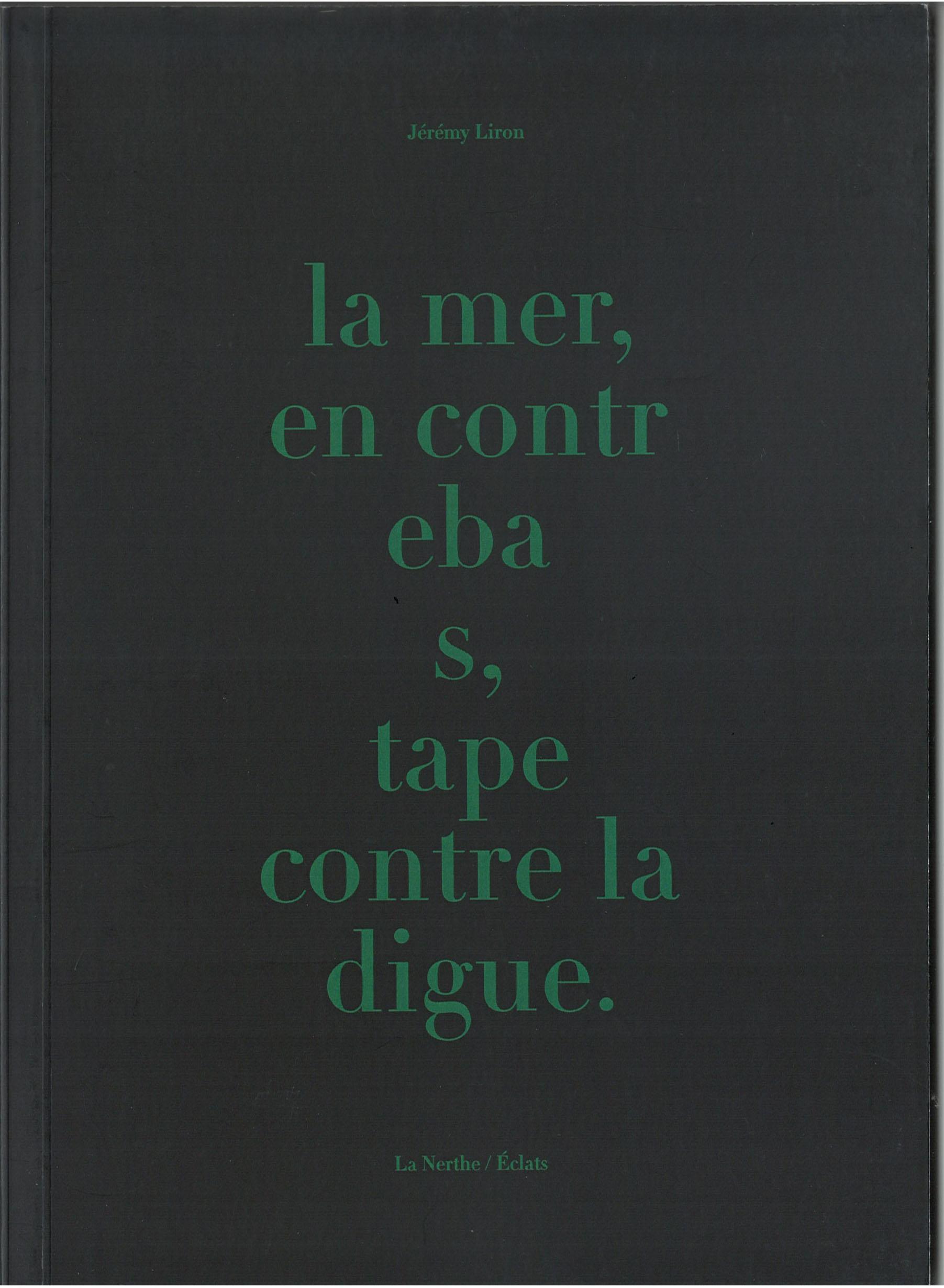 La mer en contrebas, tape contre la digue.